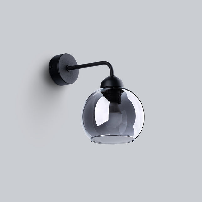 Vue de profil de l'applique murale Cloche, globe en verre fumé et fixation murale en acier noir