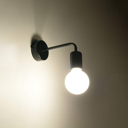 Applique Crochet en acier noir posée dans une chambre moderne