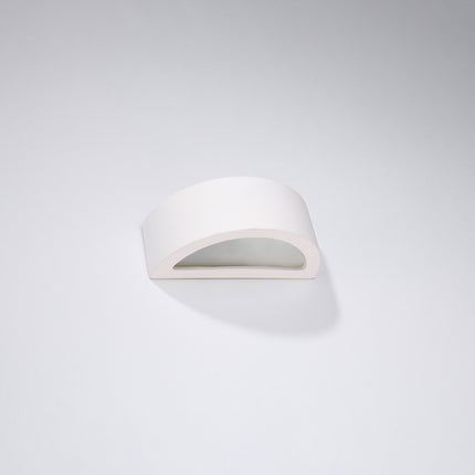 Applique Croissant céramique blanche vue de trois quarts sur fond gris clair