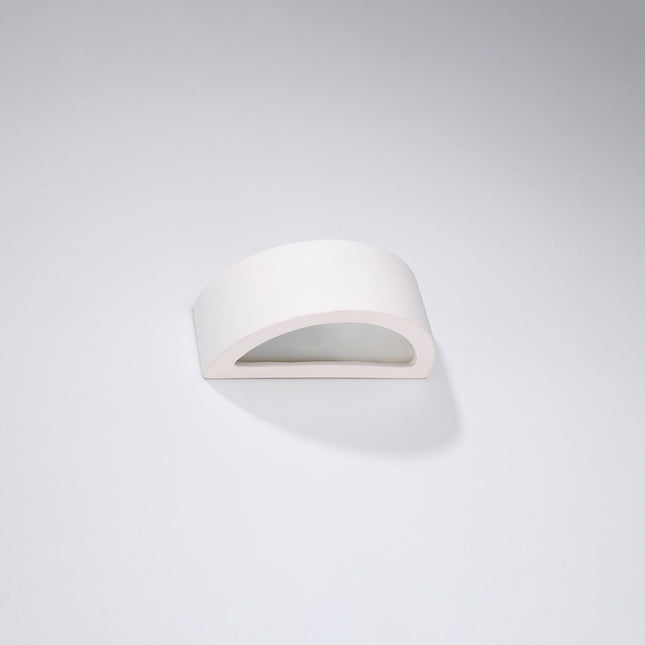 Applique Croissant céramique blanche vue de trois quarts sur fond gris clair