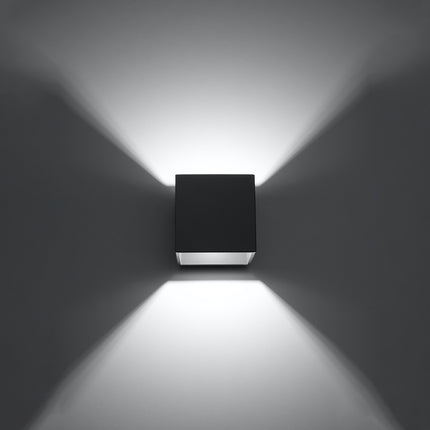 Applique cube anthracite allumée, lumière diffusée vers le haut et le bas