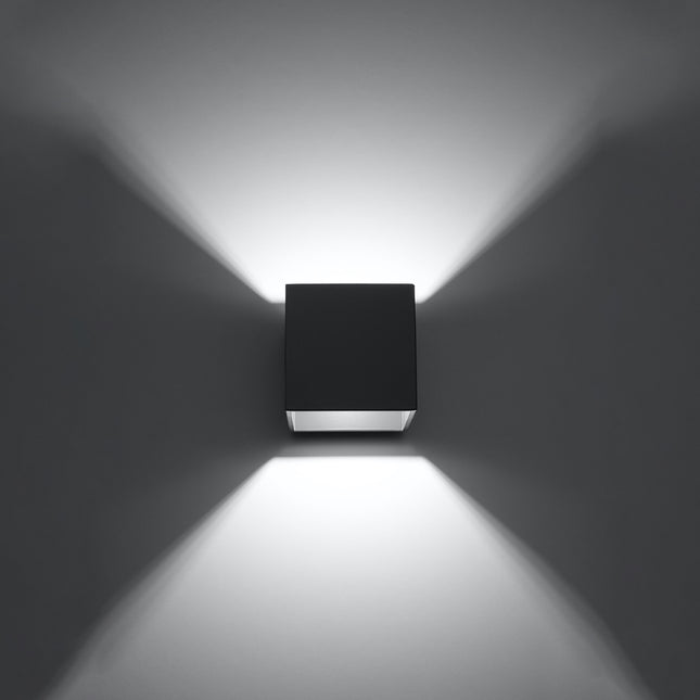 Applique cube anthracite allumée, lumière diffusée vers le haut et le bas