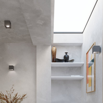 Vue d'ensemble d'une chambre avec applique cube anthracite au mur