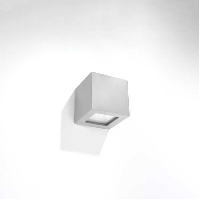 Applique murale cube en céramique grise, design carré épuré, diffuseur lumineux en partie basse