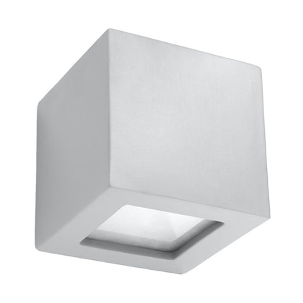 Applique cube en céramique grise vue de trois quarts, surface mate et ouverture carrée diffusante