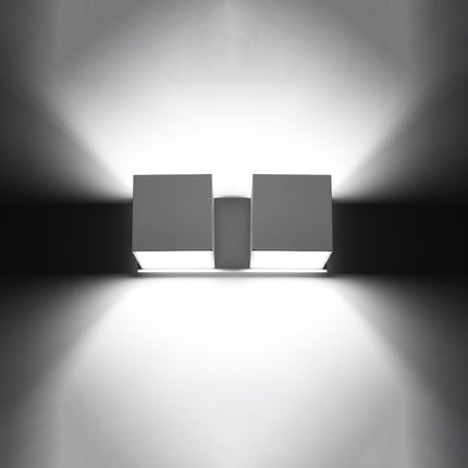 Applique Cube LED 2 feux blanche allumée, faisceaux lumineux diffusés vers le haut et vers le bas