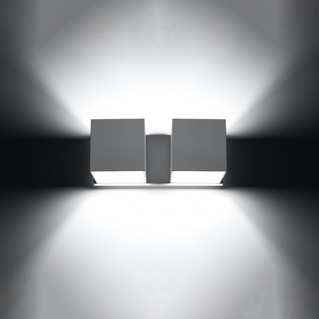 Applique Cube LED 2 feux blanche allumée, faisceaux lumineux diffusés vers le haut et vers le bas