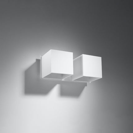 Applique murale Cube LED 2 feux blanche, deux cubes décalés en aluminium, vue de trois quarts sur fond gris