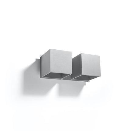 Applique murale Cube LED 2 feux grise, deux cubes décalés en aluminium, vue de trois quarts sur fond clair