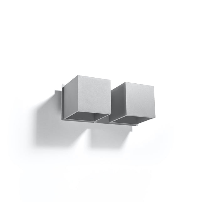 Applique murale Cube LED 2 feux grise, deux cubes décalés en aluminium, vue de trois quarts sur fond clair