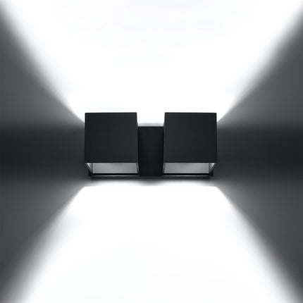 Applique Cube LED 2 feux noire allumée, faisceaux lumineux diffusés vers le haut et vers le bas
