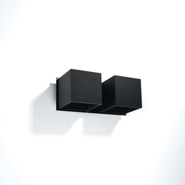 Applique murale Cube LED 2 feux noire, deux cubes décalés en aluminium, vue de trois quarts sur fond clair