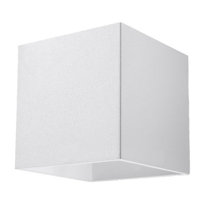 Applique murale cube en aluminium blanc mat sur fond neutre