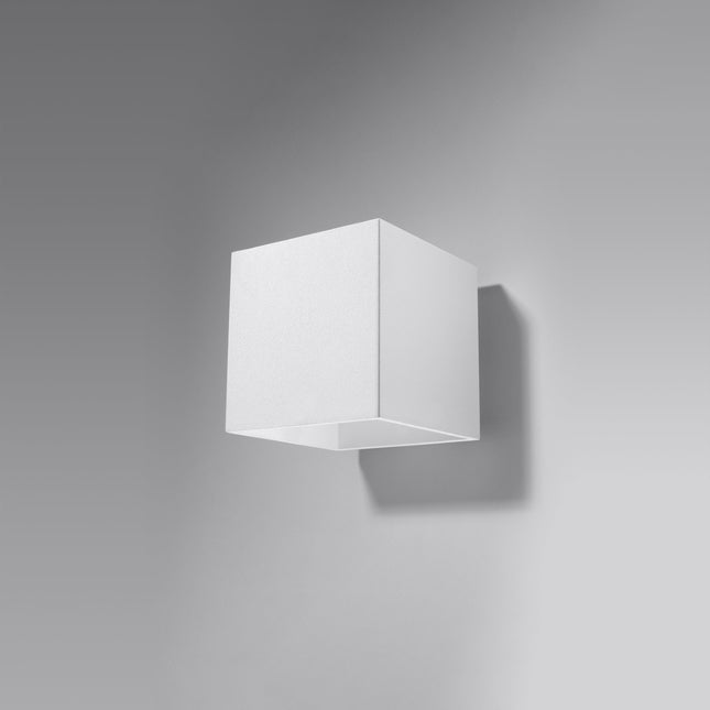 Applique murale cube LED blanche allumée dans un salon lumineux