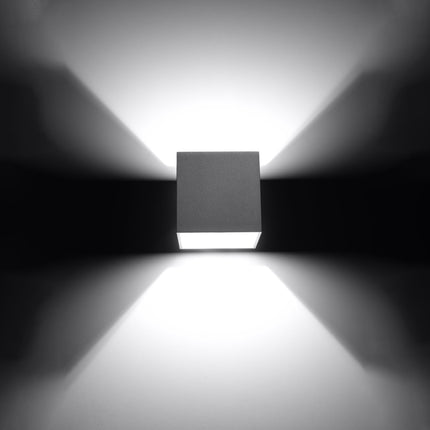 Applique cube grise projetant un faisceau de lumière net