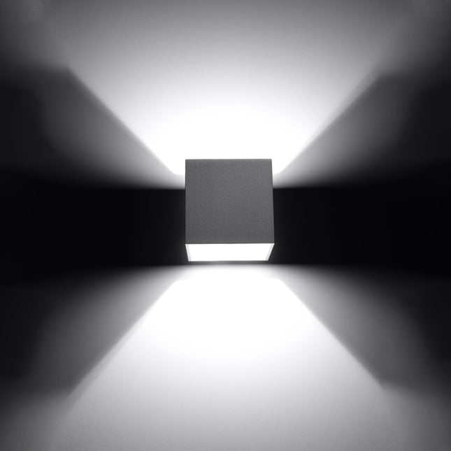 Applique cube grise projetant un faisceau de lumière net