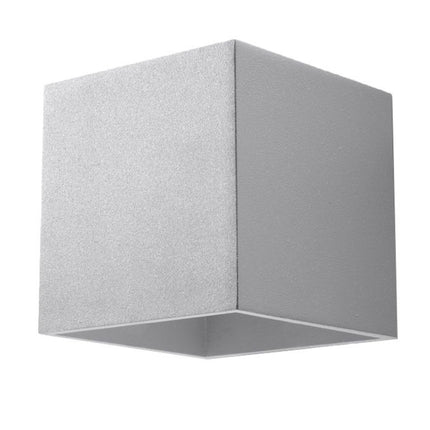 Applique murale cube en aluminium gris mat sur fond neutre