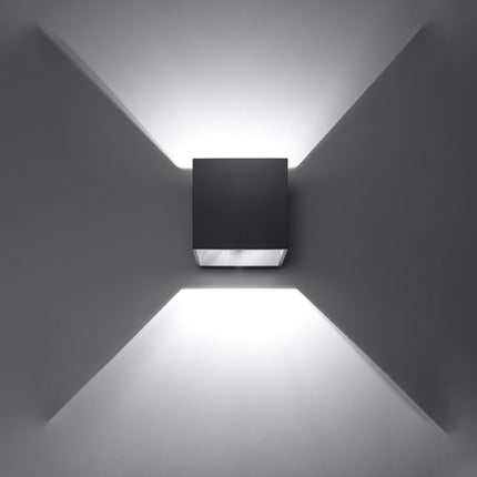 Applique cube noire projetant un faisceau de lumière net