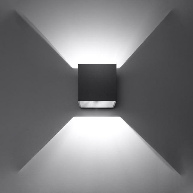 Applique cube noire projetant un faisceau de lumière net