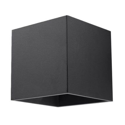 Applique murale cube en aluminium noir mat sur fond neutre