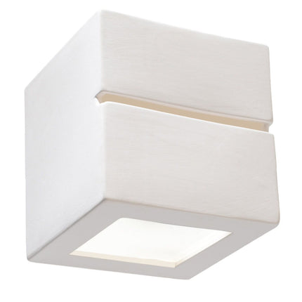 Applique Cube Ligne en céramique blanche présentée seule sur fond neutre