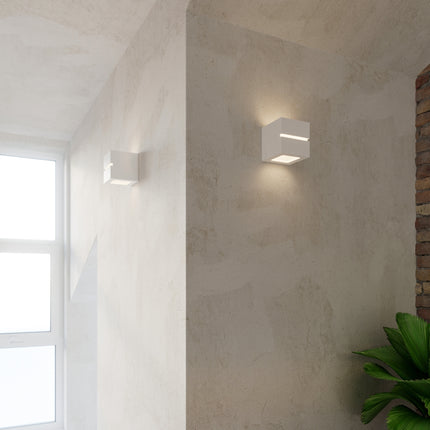 Applique Cube Ligne en céramique installée sur un mur clair