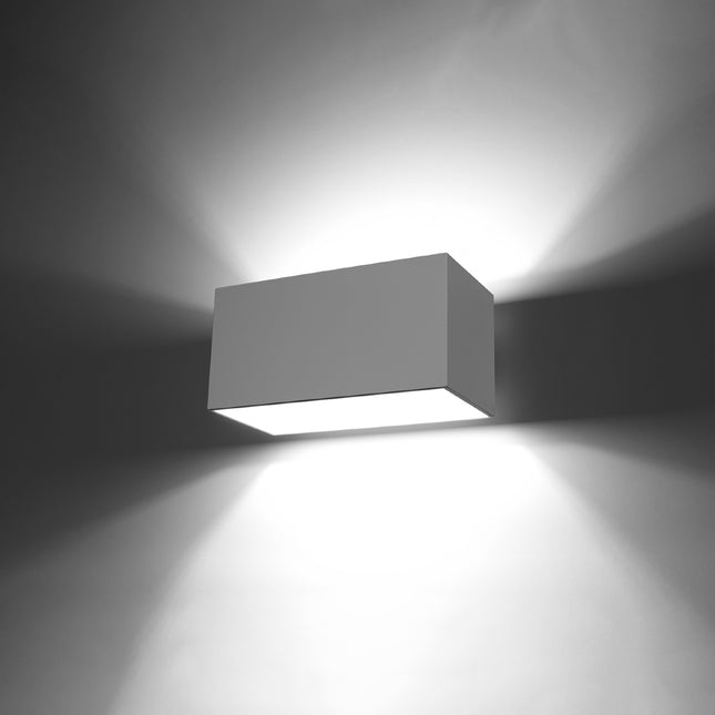Applique cube MAXI blanche allumée, lumière diffusée vers le haut et le bas