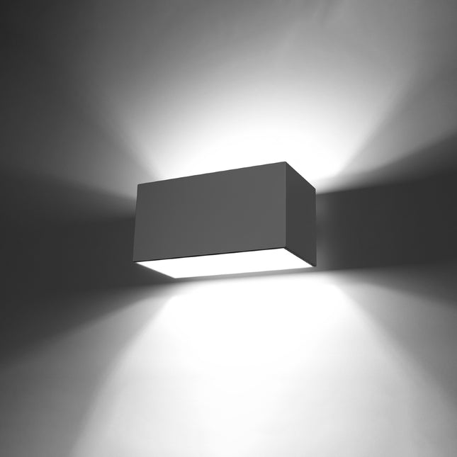 Applique cube MAXI grise allumée, lumière diffusée vers le haut et le bas