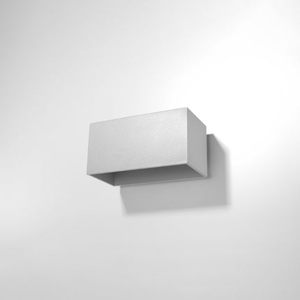 Applique cube MAXI grise fixée sur un mur gris, silhouette rectangulaire