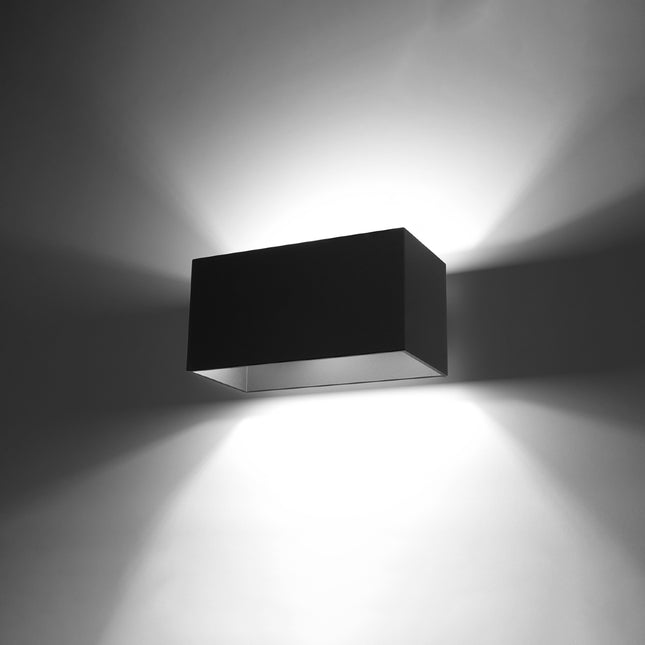 Applique cube MAXI noire allumée, lumière diffusée vers le haut et le bas