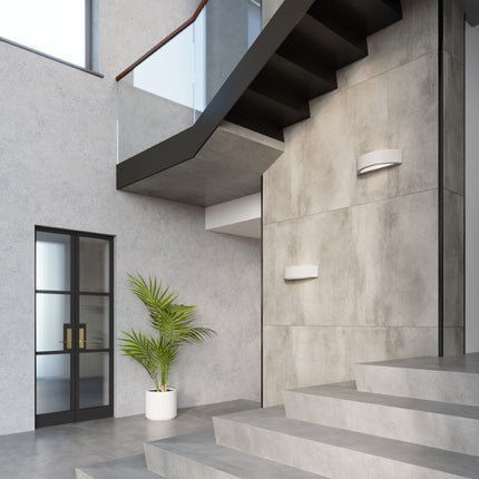 Détail d'une applique Demi-Cercle en béton allumée près d'un escalier