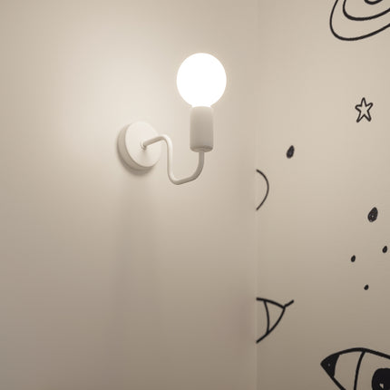 Applique murale blanche assortie allumée dans une chambre d'enfant à décor spatial