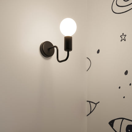 Applique murale Design Flex noire allumée dans une chambre d'enfant à décor spatial