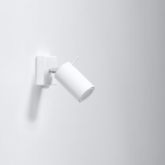 Applique murale directionnelle en acier blanc au spot orientable, éclairage d'ambiance dans un salon boisé