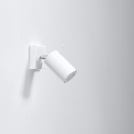 Applique murale blanche au spot orientable fixée au mur, vue de trois quarts sur fond clair