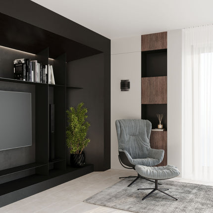Vue d'ensemble d'un salon aux tons sombres avec l'applique murale Double Rampe noire près d'un fauteuil.