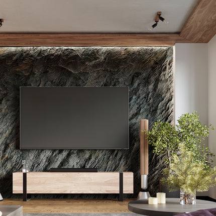 Salon avec mur en pierre et plafonniers Élégance Bois Noir suspendus au-dessus du meuble TV