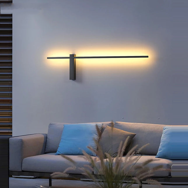 Applique extérieure barre aluminium noire dans un salon moderne