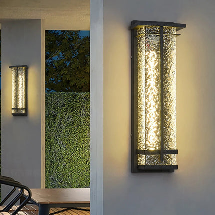 Applique extérieure LED acrylique effet eau sur une façade
