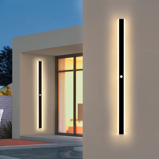 Applique extérieure LED linéaire noire installée près d'une entrée et d'une piscine