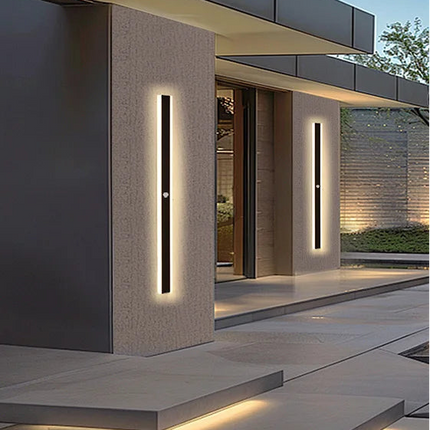 Appliques extérieures LED linéaires noires fixées sur des piliers d'entrée contemporaine