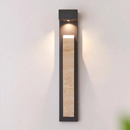 Détail de la pierre naturelle veinée et de l'aluminium noir de l'applique extérieure