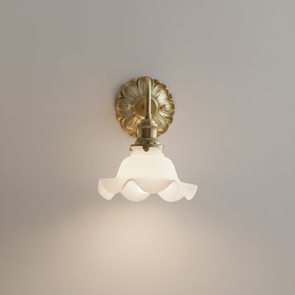 Applique murale fleur allumée diffusant une lumière dorée sur le mur