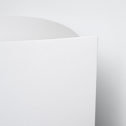 Applique Fluide blanc allumée, halo de lumière diffuse projeté au-dessus et en dessous