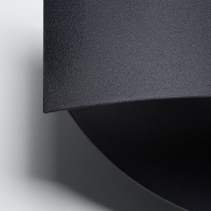 Applique Fluide noir allumée, halo de lumière diffuse projeté au-dessus et en dessous