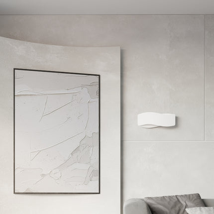 Applique murale Flux Lumineux 30 blanche installée dans une chambre aux tons neutres