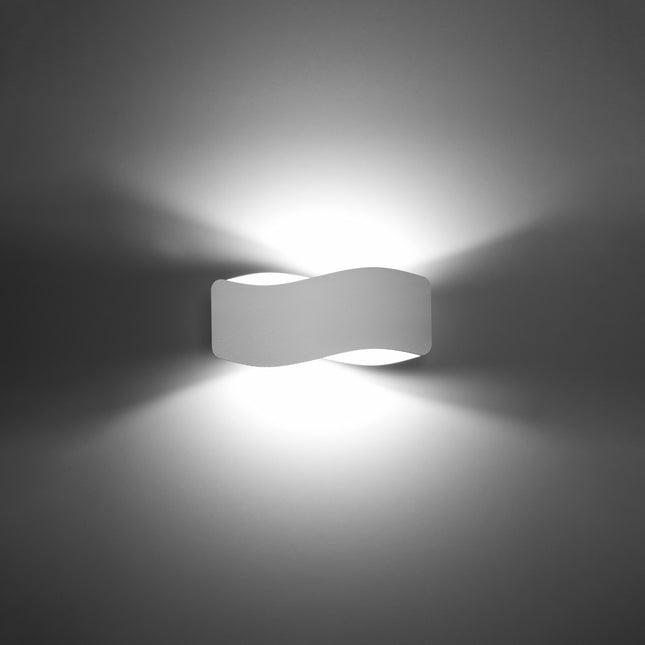 Applique murale Flux Lumineux 30 blanche, vue de trois quarts montrant sa silhouette ondulée