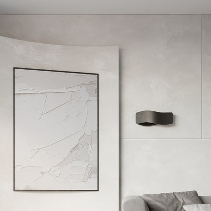 Applique murale Flux Lumineux 30 noire installée dans une chambre aux tons neutres