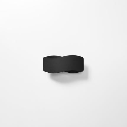 Applique murale Flux Lumineux 30 noire en acier, vue de face sur fond neutre