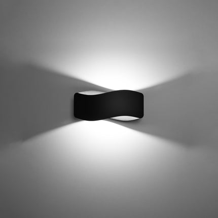 Applique murale Flux Lumineux 30 noire, vue de trois quarts montrant sa silhouette ondulée